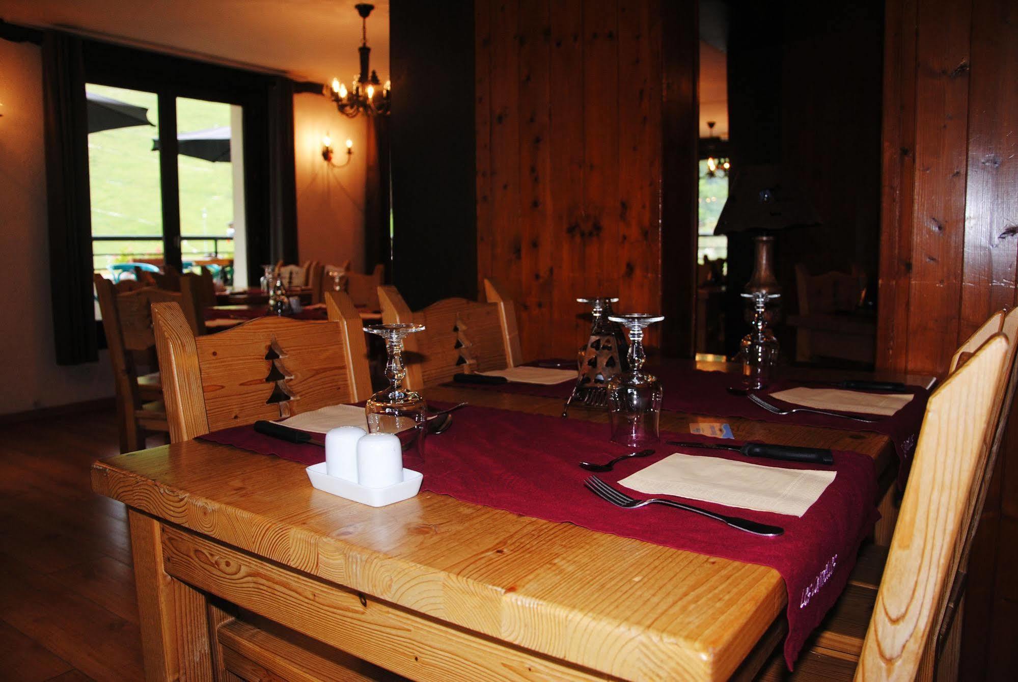 Hotel Les Combelles Châtel Eksteriør billede