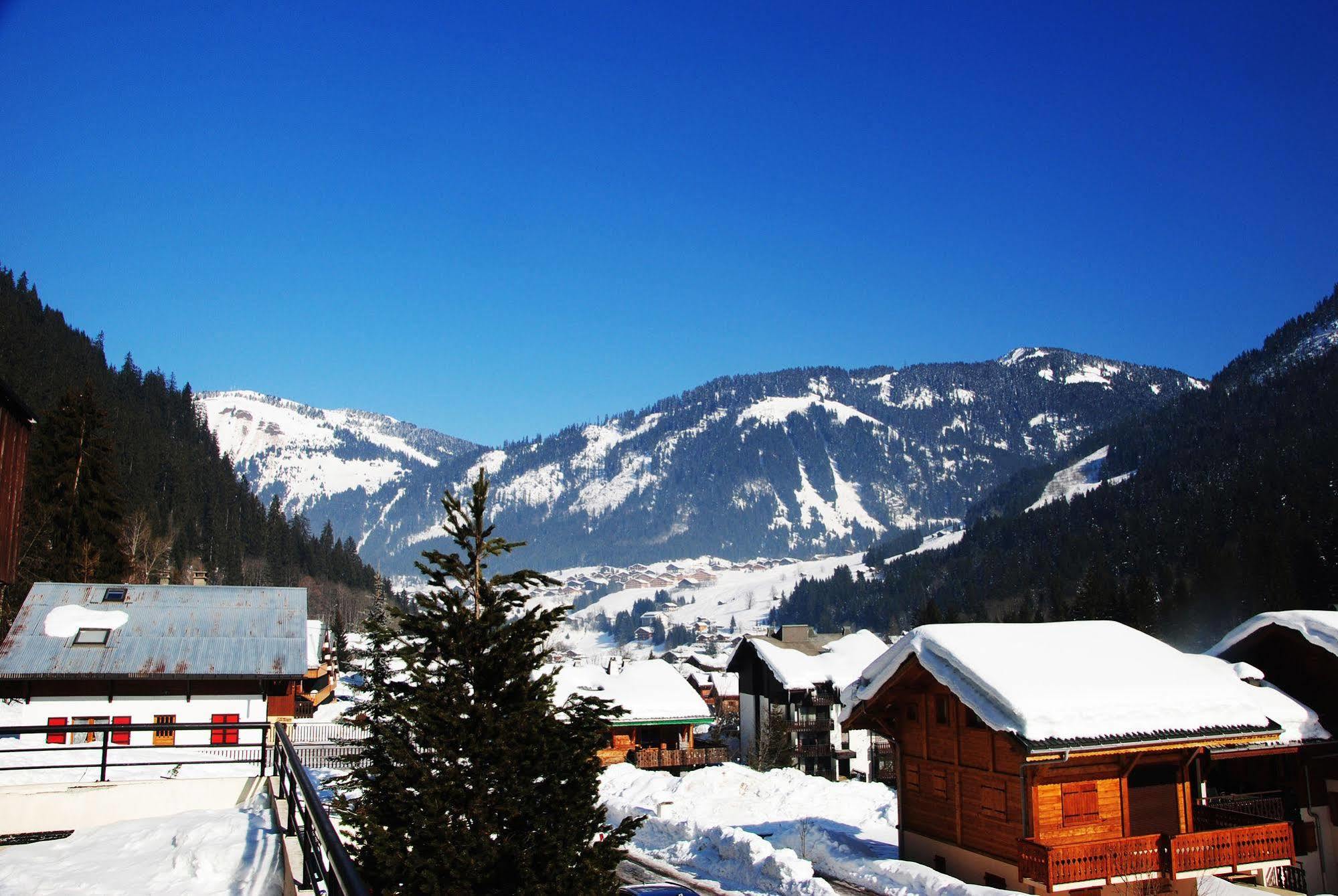 Hotel Les Combelles Châtel Eksteriør billede